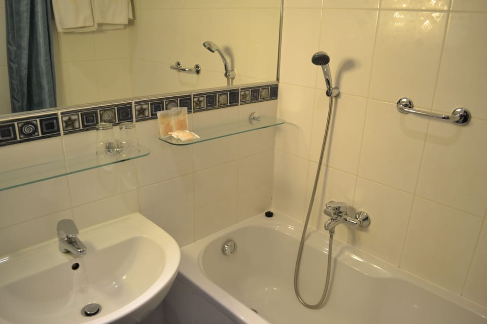 Bathtub, free toiletries, hair dryer, towels