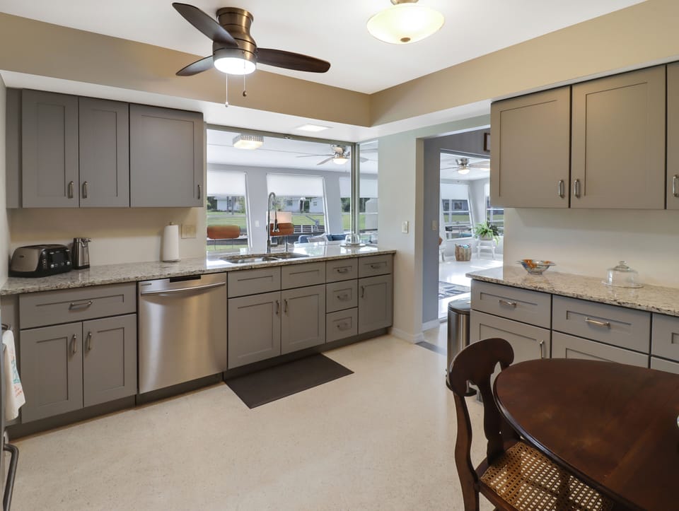 Newly remodeled kitchen, beautiful granite countertops & fully equipped kitchen 