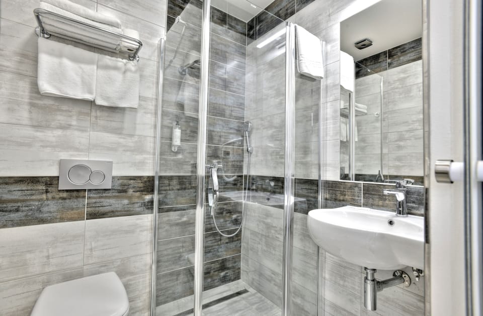 Superior Double Room | Bathroom | Free toiletries, hair dryer, towels