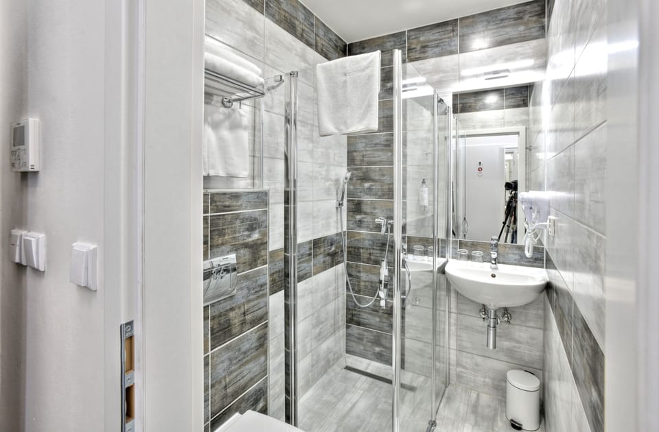 Superior Double Room | Bathroom | Free toiletries, hair dryer, towels