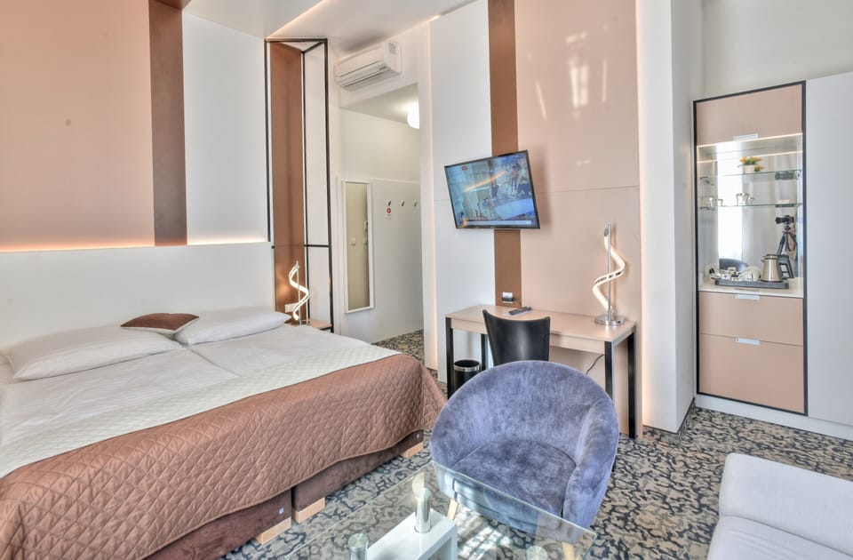 Superior Double Room | Minibar, in-room safe, desk, blackout drapes