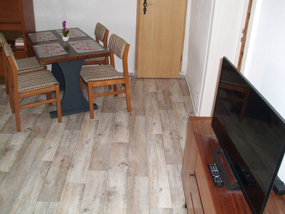 Apartment, 2 Bedrooms, Garden View | Dining