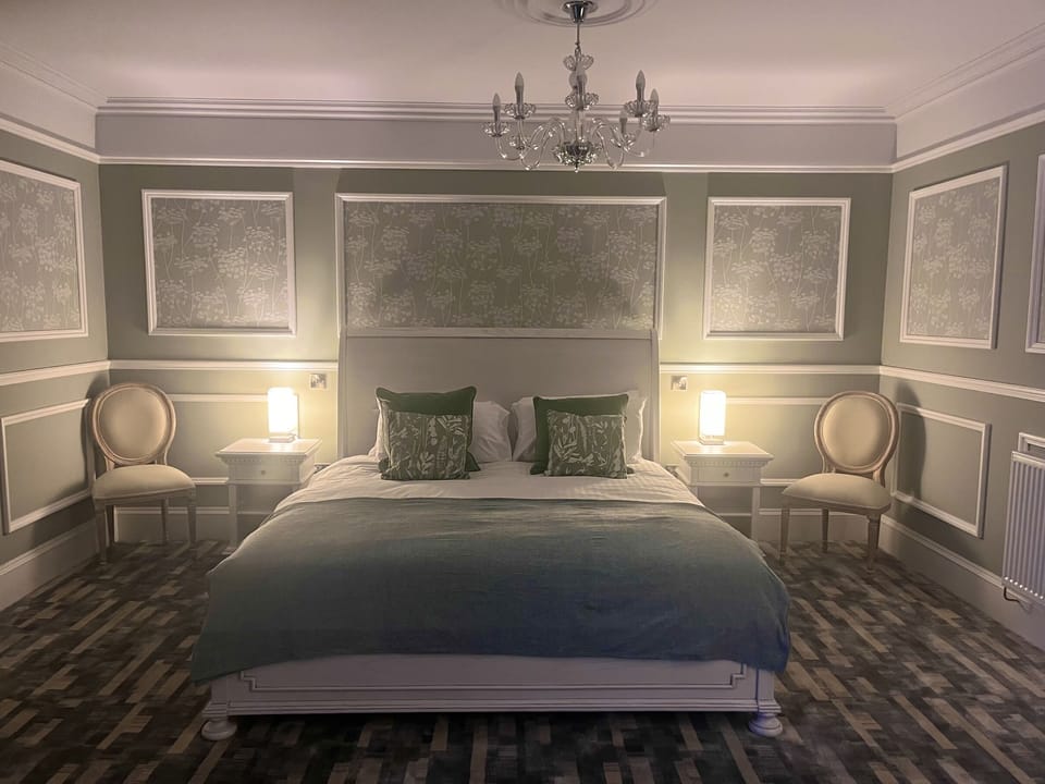 King Size Suite | Desk, iron/ironing board, free WiFi, bed sheets