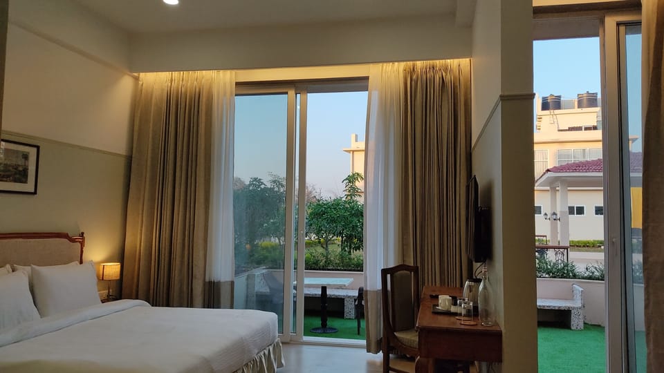 Premium Room | Minibar, desk, laptop workspace, blackout drapes