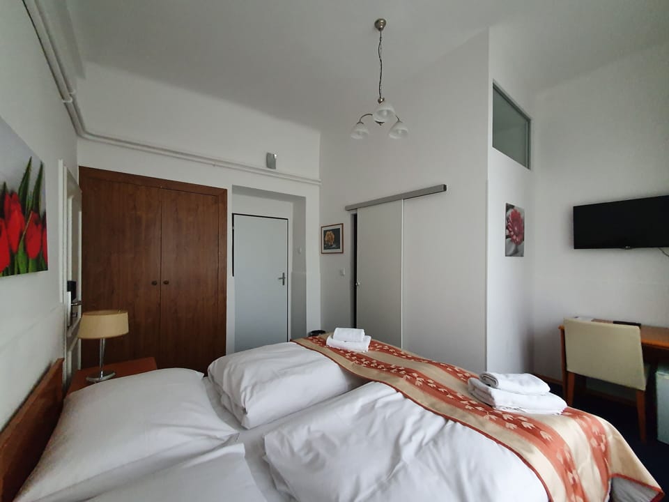 Desk, blackout drapes, free WiFi, bed sheets