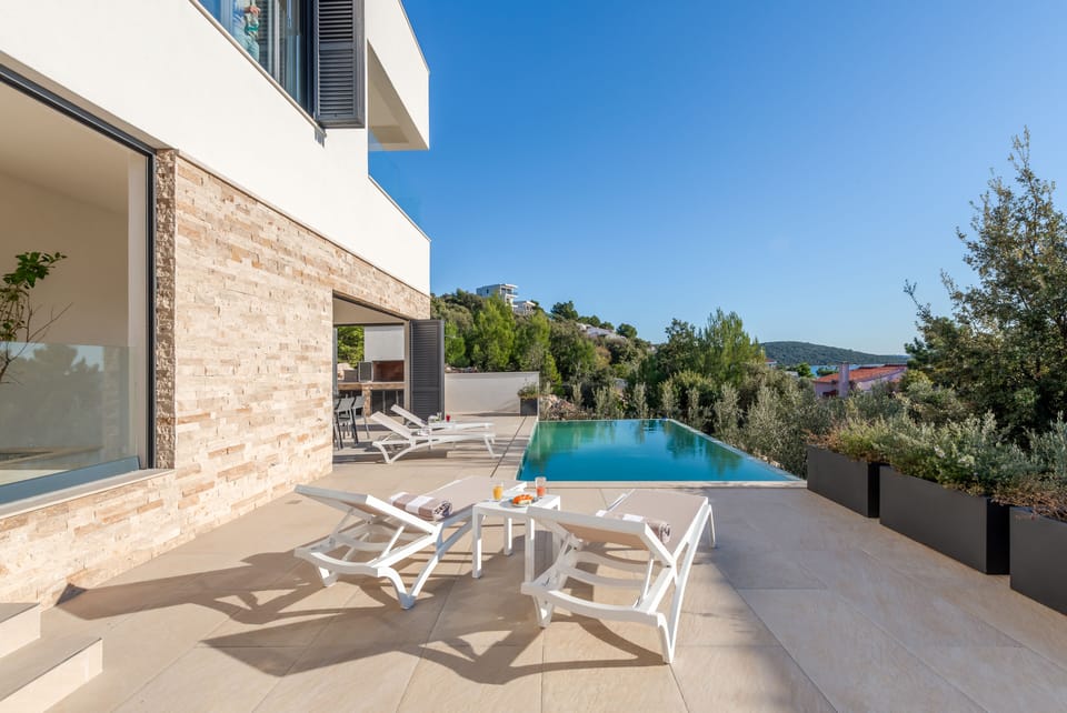 Seasonal outdoor pool, free cabanas