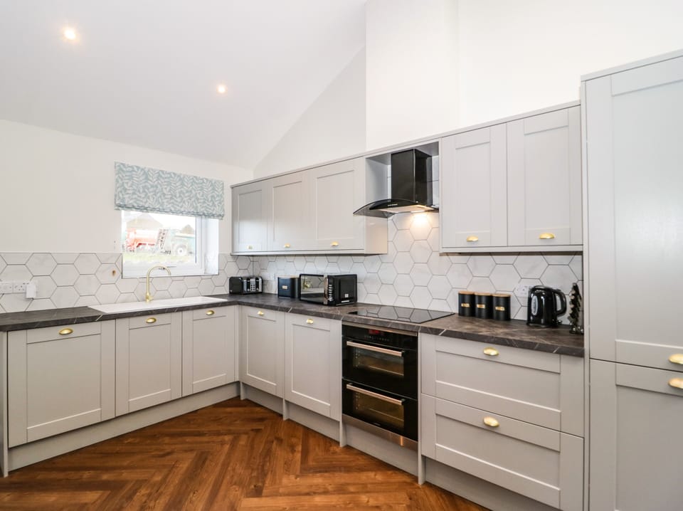 Cottage | Private kitchen | Fridge, microwave, dishwasher, electric kettle