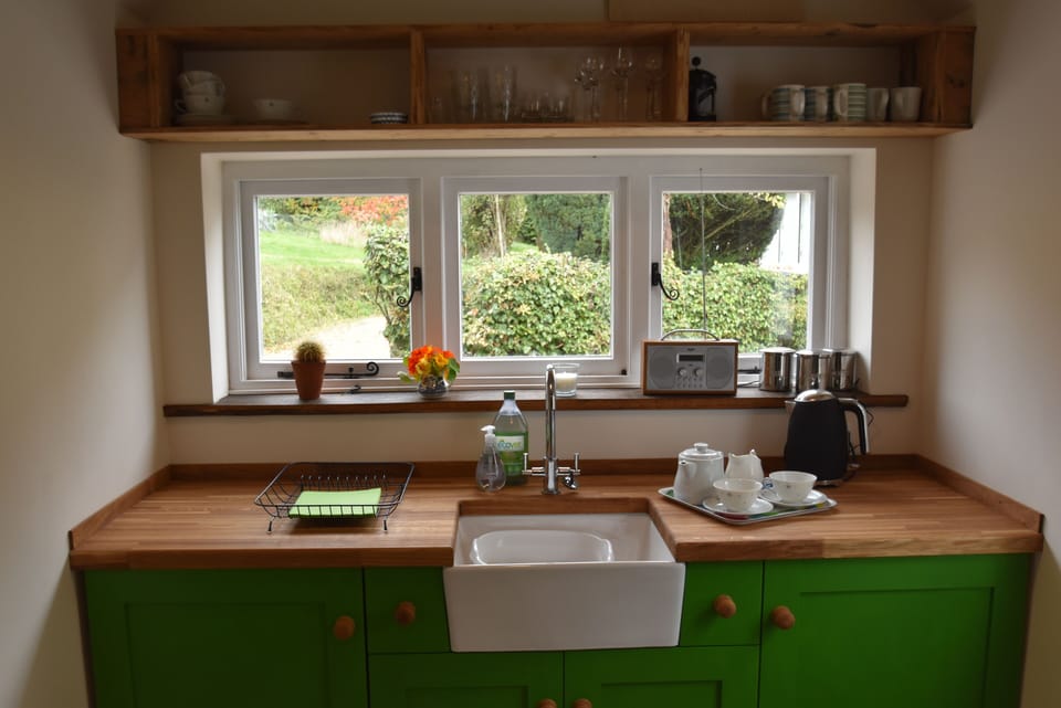 Romantic Cottage, 1 Bedroom | Private kitchen | Fridge, microwave, oven, stovetop
