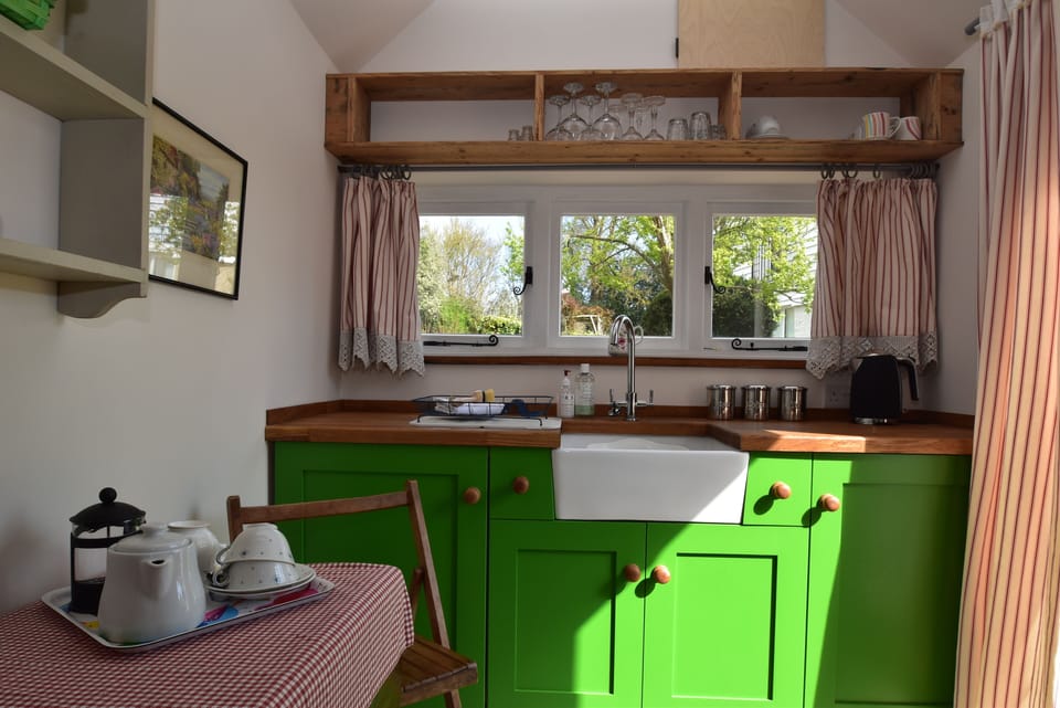 Romantic Cottage, 1 Bedroom | Private kitchen | Fridge, microwave, oven, stovetop