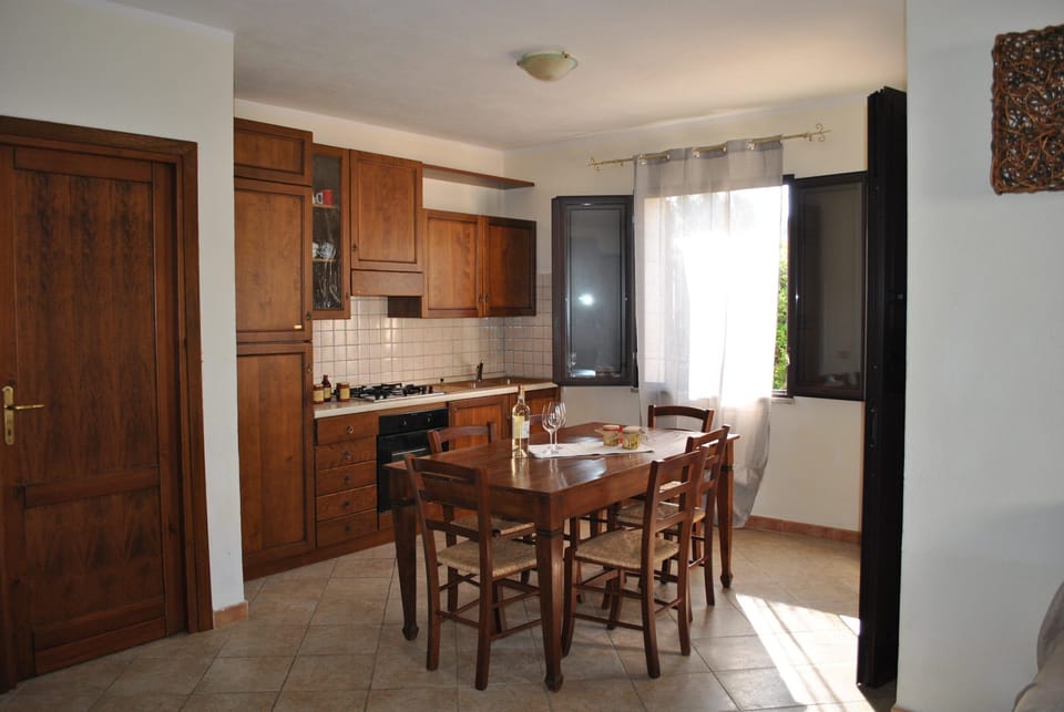 Full-size fridge, microwave, oven, stovetop