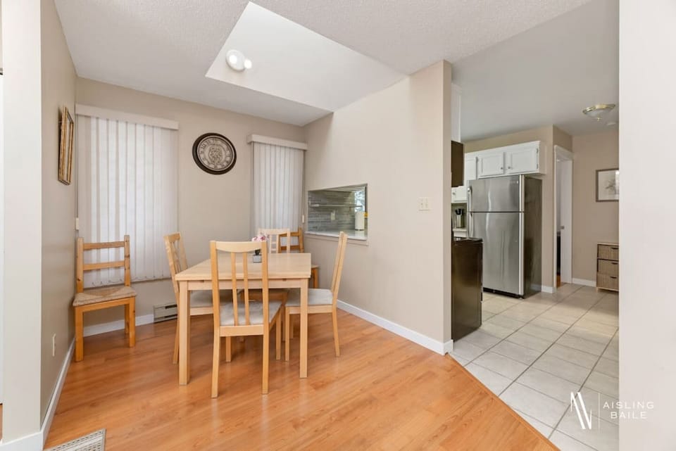 Dining area with seating for 6.