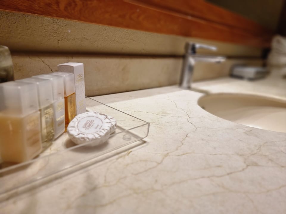 Rainfall showerhead, free toiletries, towels, soap
