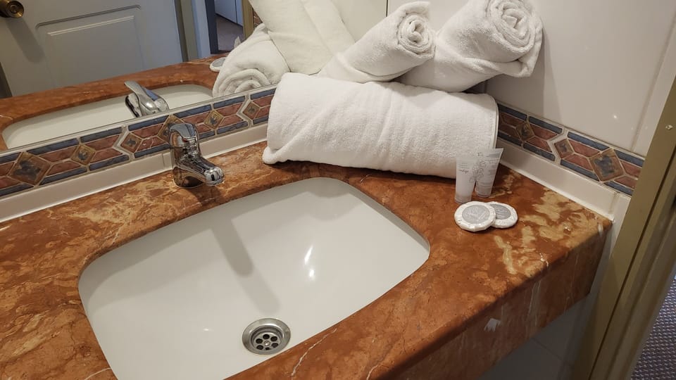 Comfort Double Room, 1 Bedroom, Non Smoking | Bathroom | Combined shower/tub, rainfall showerhead, designer toiletries