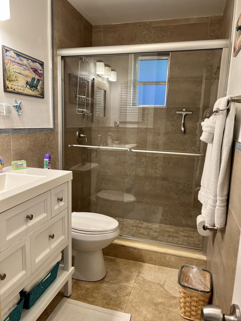 Guest room and Hallway Bathroom