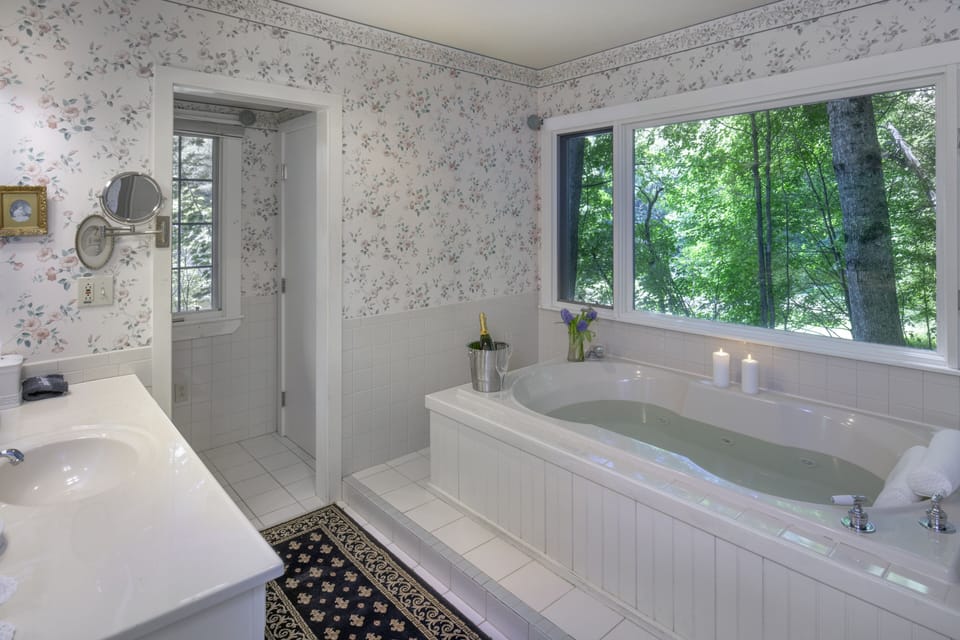 Notch View Cottage | Deep soaking bathtub