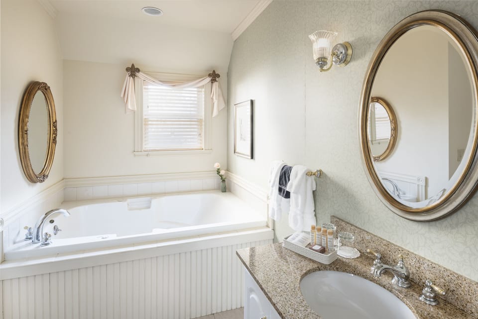 Mt. Webster | Bathroom | Separate tub and shower, jetted tub, hydromassage showerhead