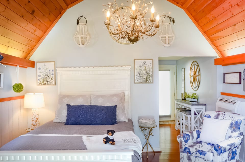 Trailside Cottage | Blackout drapes, soundproofing, iron/ironing board, free WiFi