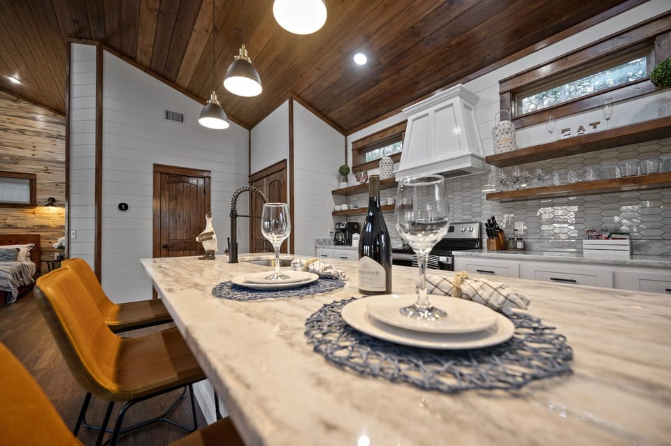 Modern Farmhouse Kitchen: Entertain in style with sleek appliances and inviting decor!