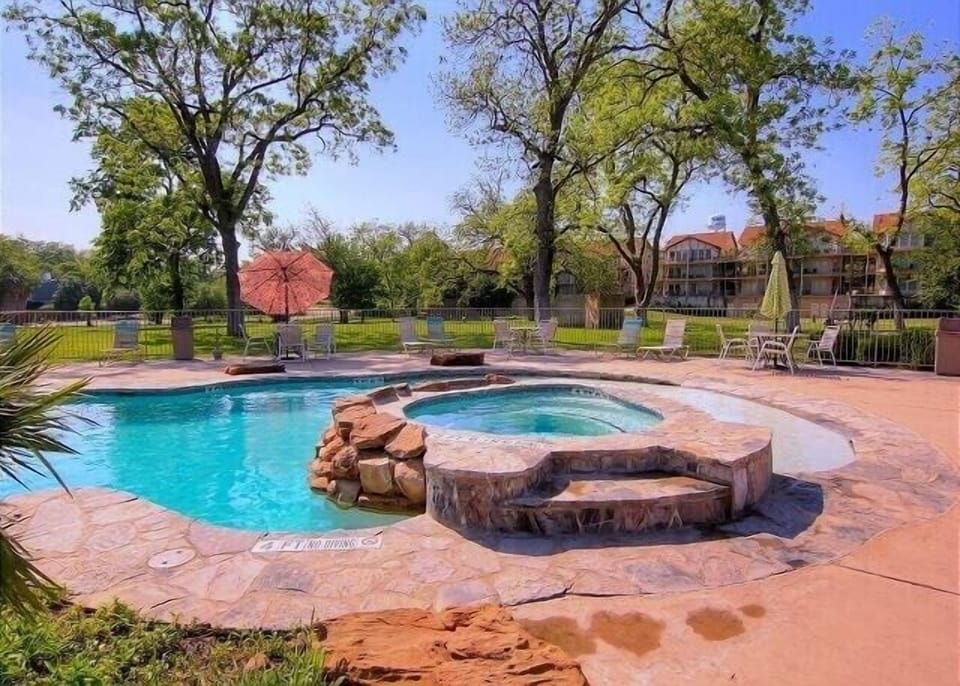 2nd pool (heated year round) with 2 hot tubs.