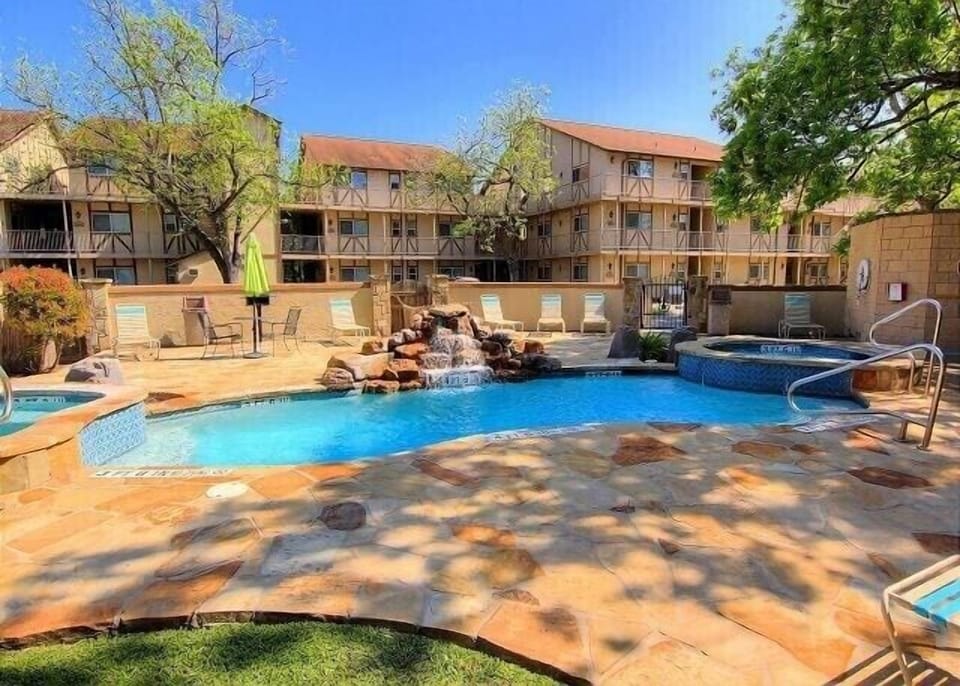 1st pool with 2 hot tubs.