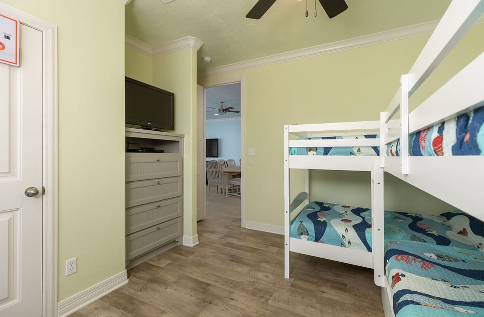 Kid's room with 4 twin bunk beds and twin pull-out trundle