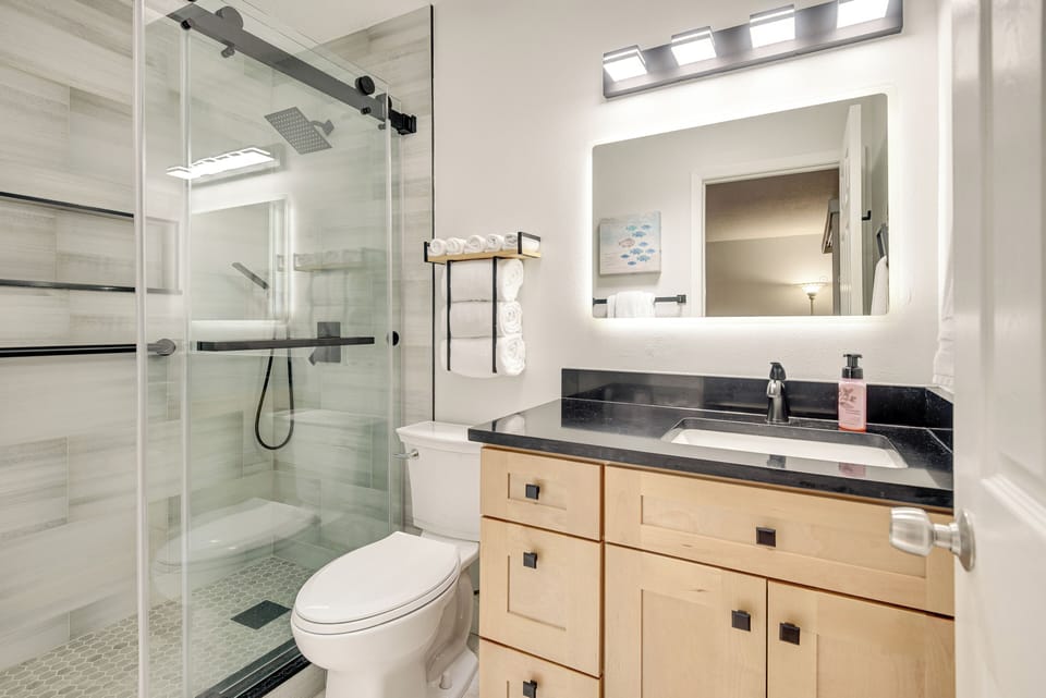 En-Suite Bathroom | Towels & Linens Provided