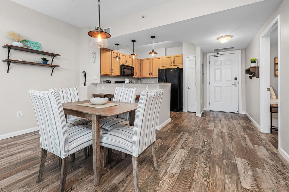 🍽️ Dining Area: Perfect for meals with family and friends