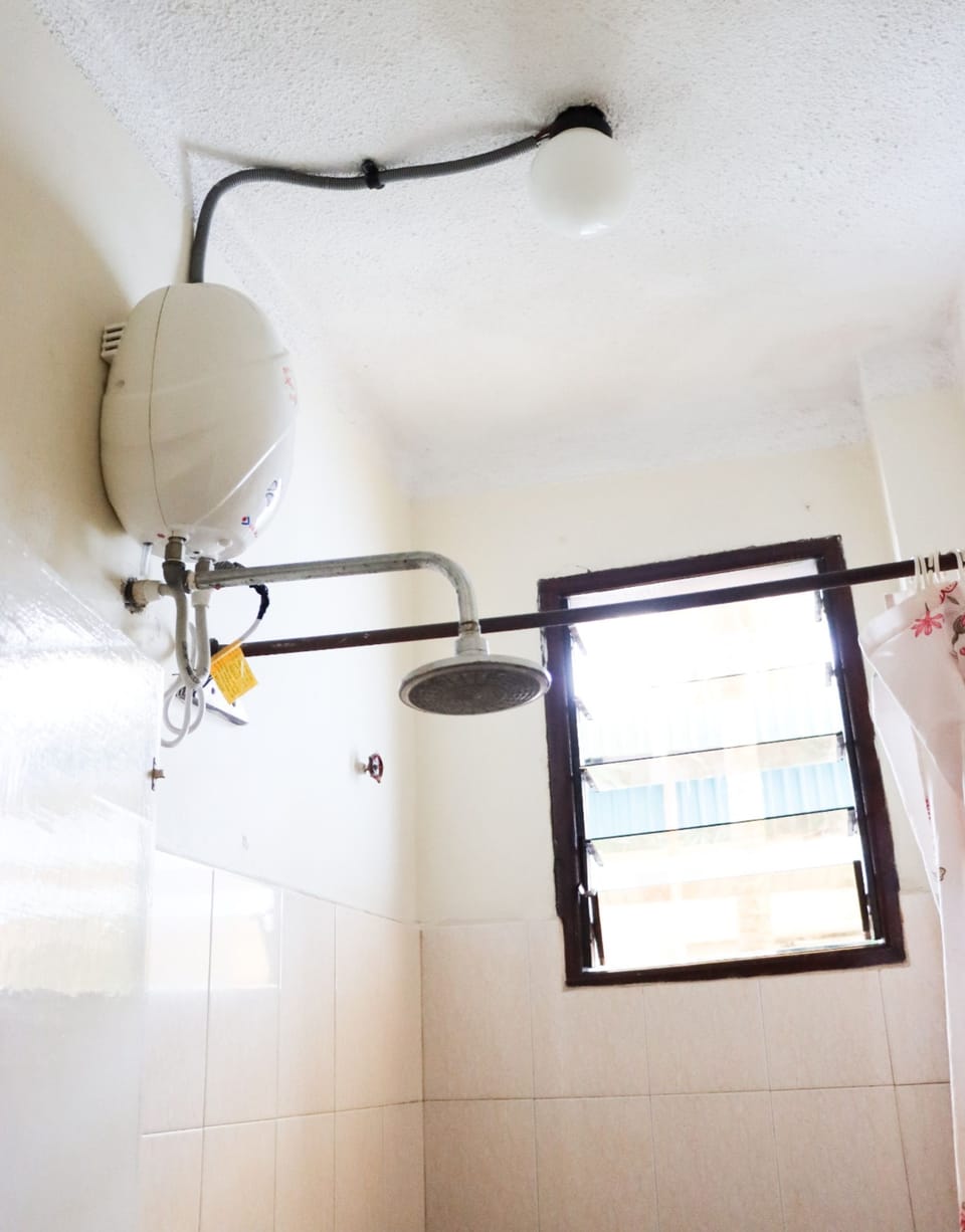 Combined shower/tub, slippers, towels