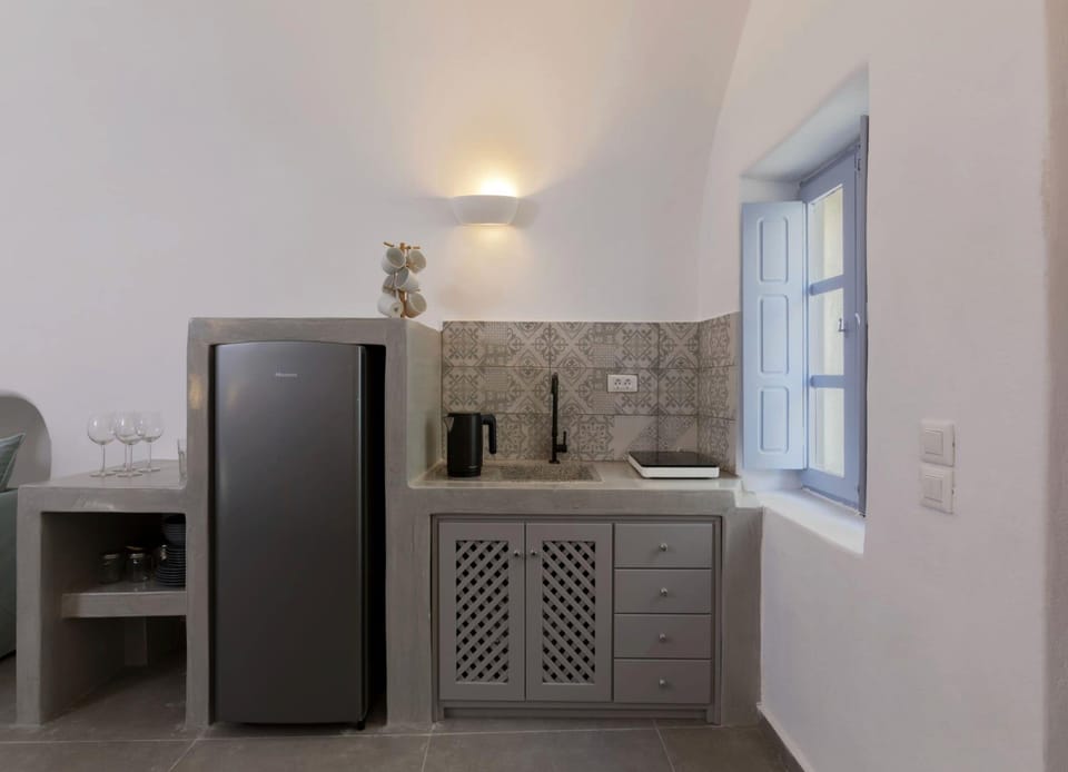 Exclusive Studio Suite, 1 King Bed with Sofa bed, Hot Tub, Sea View | Private kitchen | Fridge, stovetop, espresso maker, coffee/tea maker