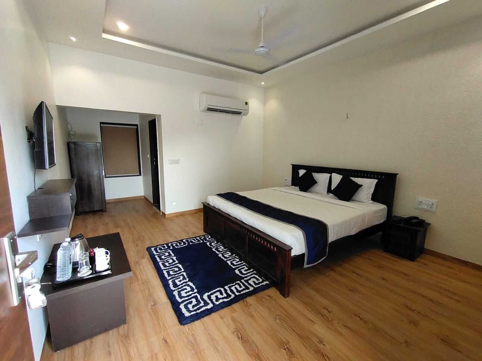 Deluxe Studio Suite | In-room safe, desk, laptop workspace, free WiFi