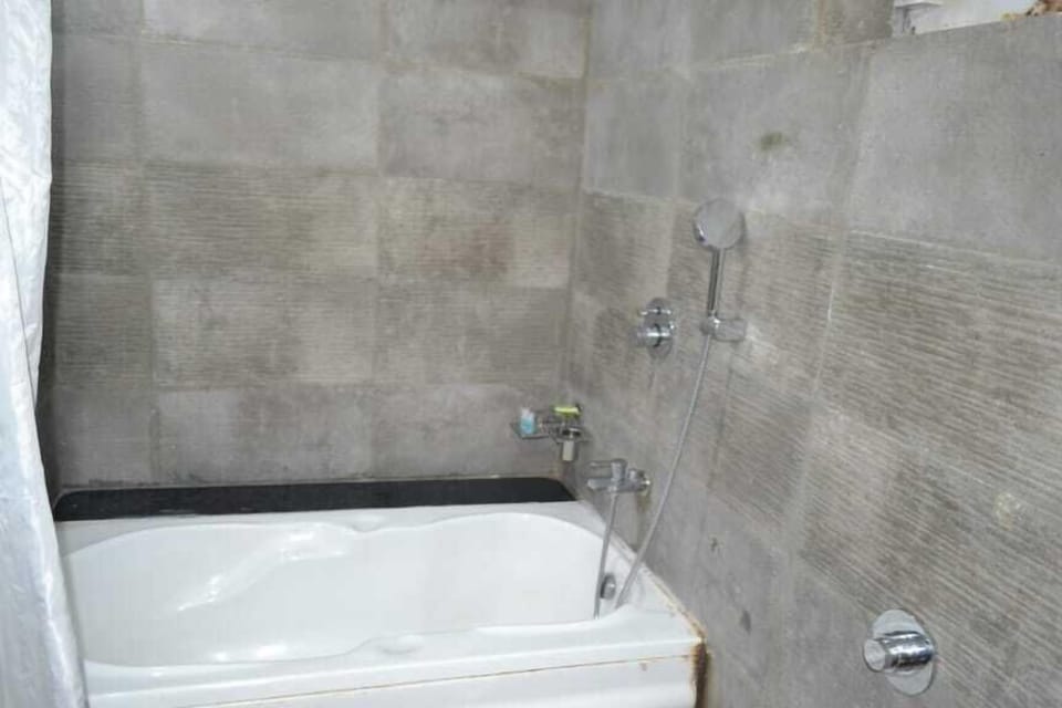 Standard Double Room, 1 Queen Bed | Bathroom | Combined shower/tub, rainfall showerhead, hair dryer, bidet