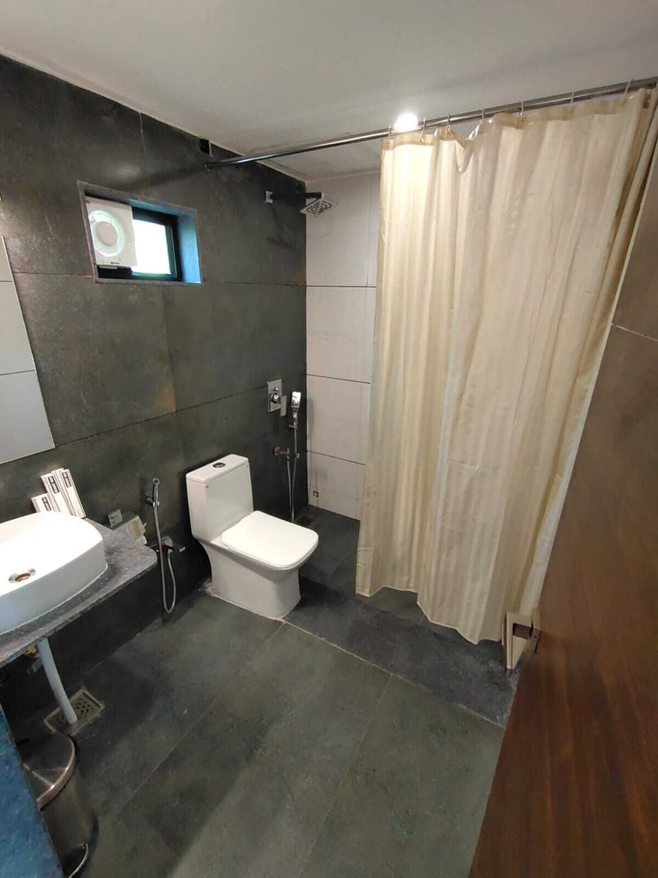 Deluxe Studio Suite | In-room safe, desk, laptop workspace, free WiFi
