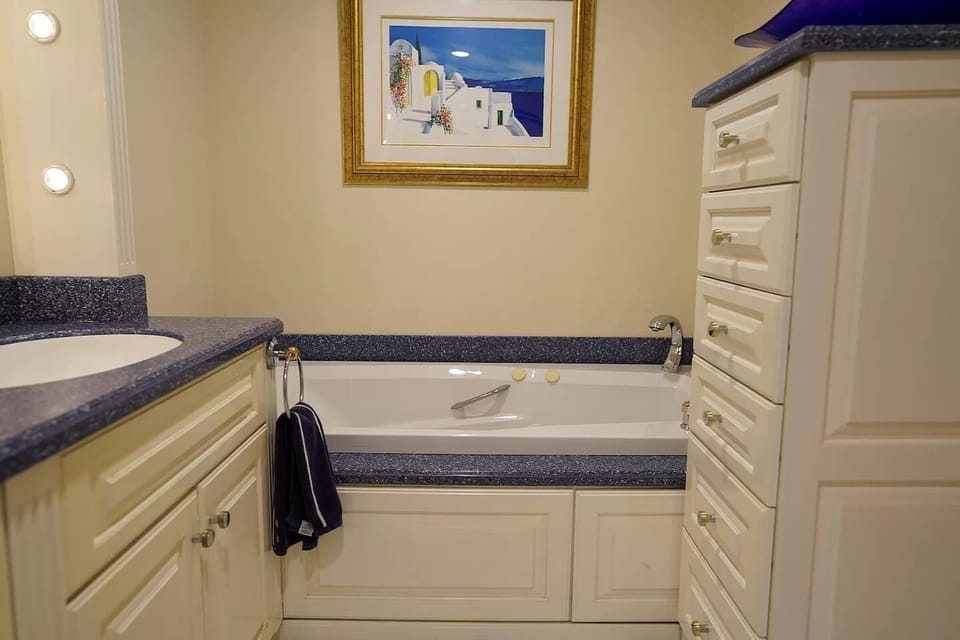 Master Bath (2nd Floor)
