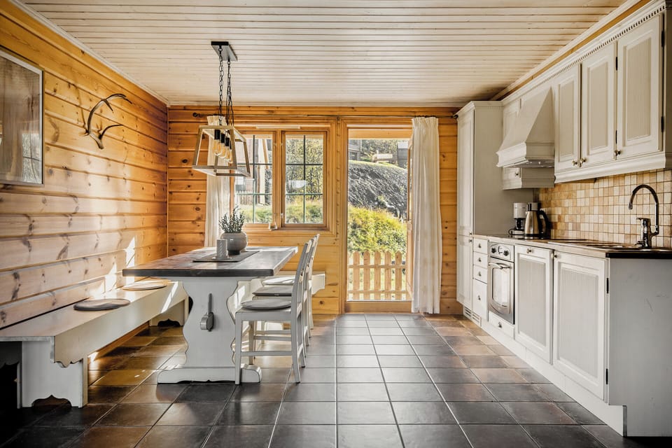 Superior Apartment, 2 Bedrooms, Fireplace, Mountain View | WiFi (free), bed sheets