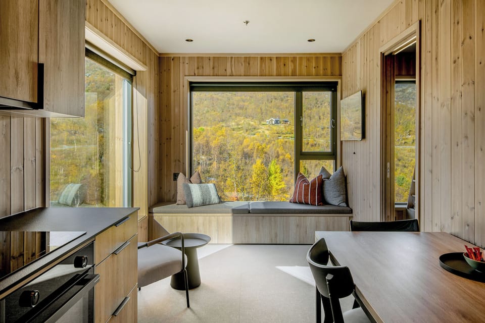Studio Suite, 2 Bedrooms, Mountain View | WiFi (free), bed sheets