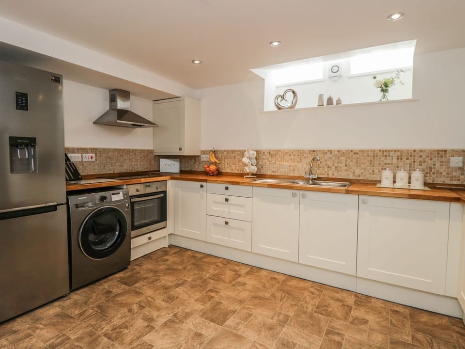 Cottage | Private kitchen | Fridge, electric kettle, cookware/dishes/utensils