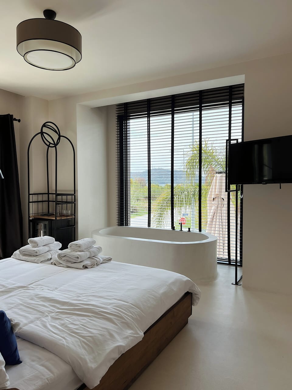 Deluxe Room with Balcony and Bathtub | Select Comfort beds, minibar, in-room safe, blackout drapes