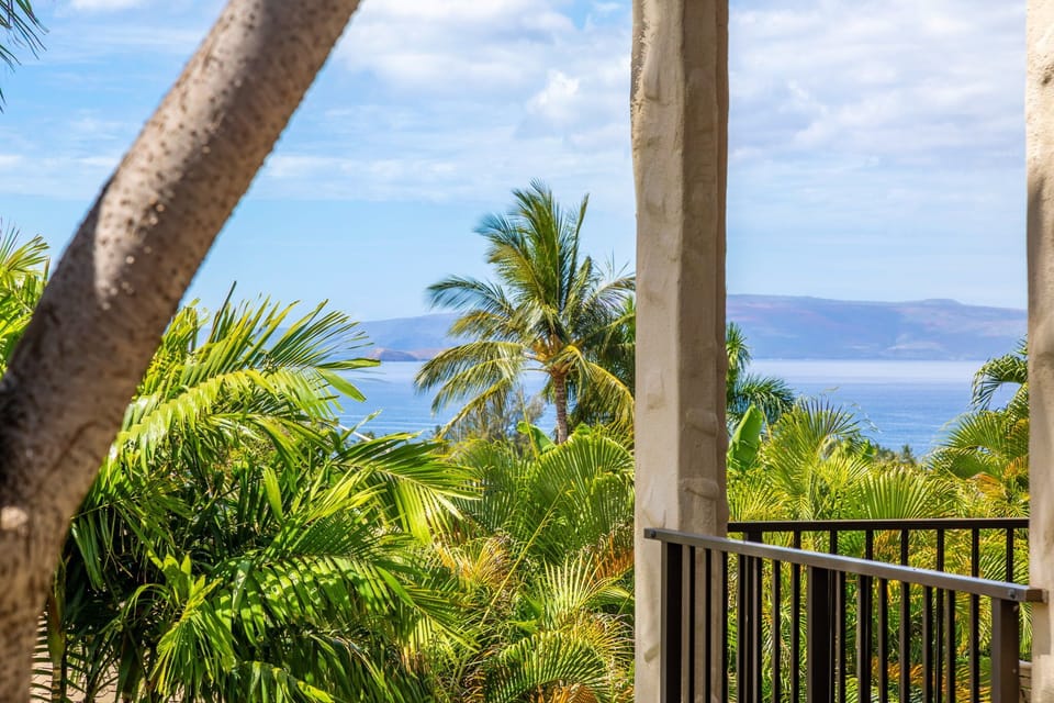 Glance at the beauty of the ocean from your lanai