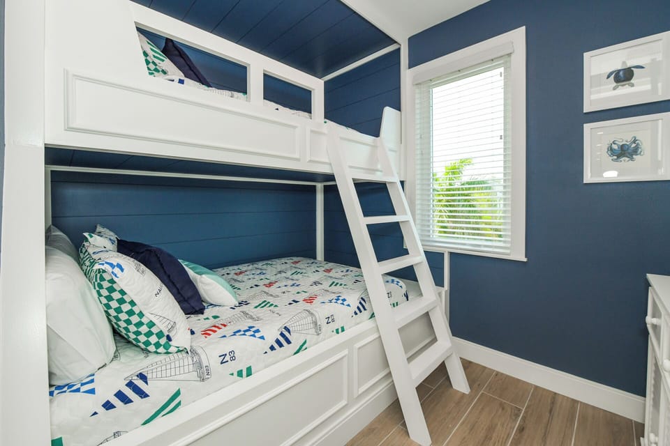 Pirates Cove Bedroom 7 Bunk Beds (2)