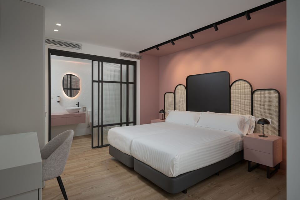 Classic Room | Minibar, in-room safe, desk, laptop workspace