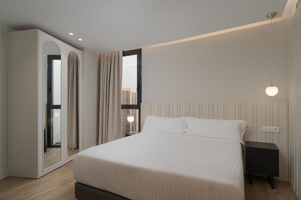 Classic Room | Minibar, in-room safe, desk, laptop workspace