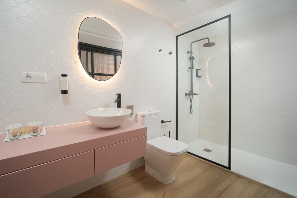 Classic Room | Bathroom | Shower, rainfall showerhead, hair dryer, bathrobes