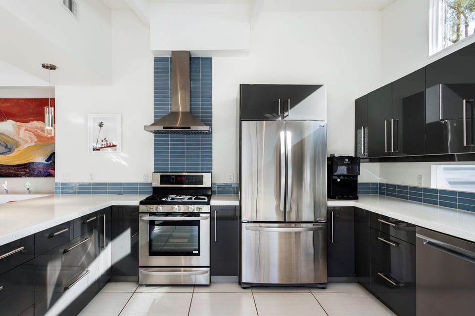 Spacious and well-stocked kitchen for all your culinary needs