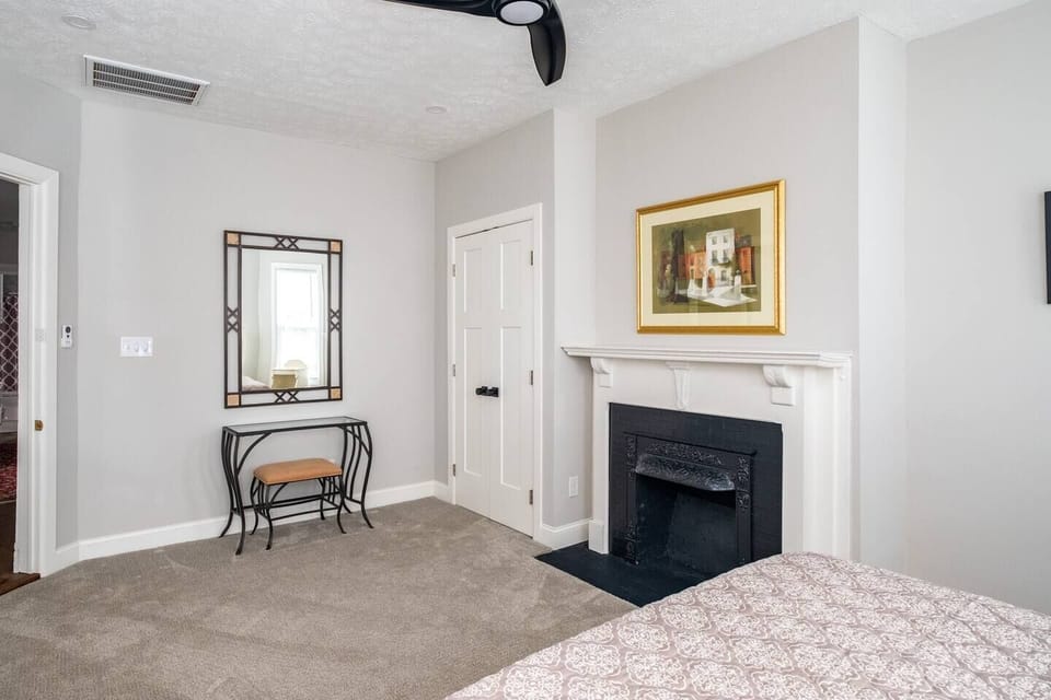 Bedroom w/ queen bed