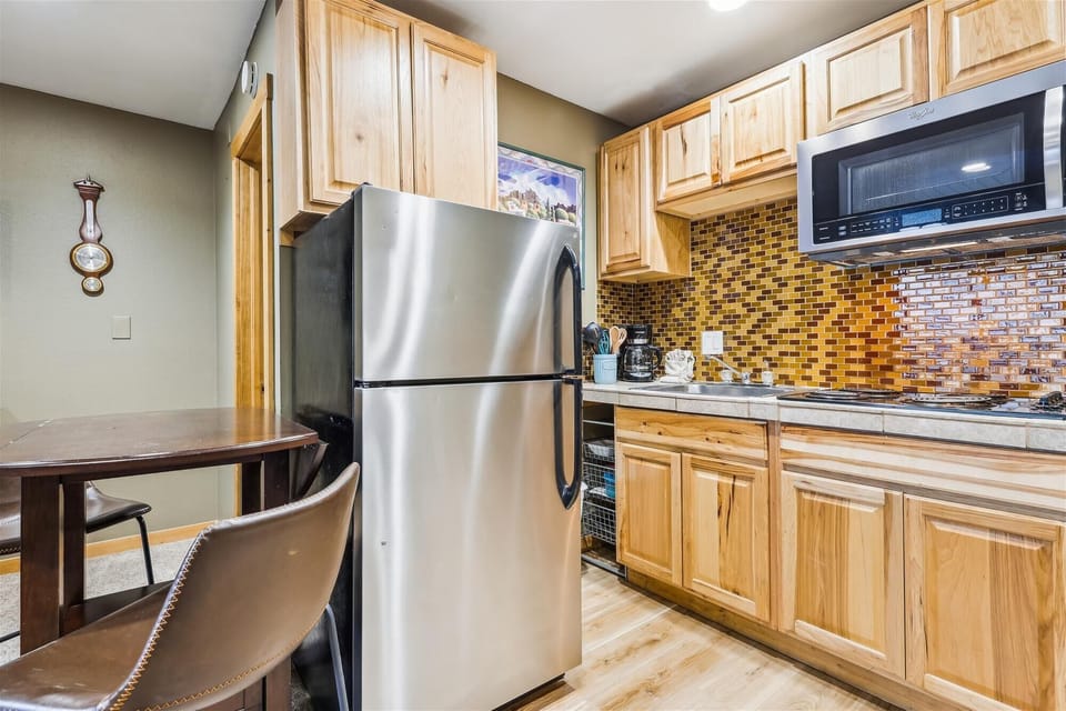 Kitchenette / Seating for 2
