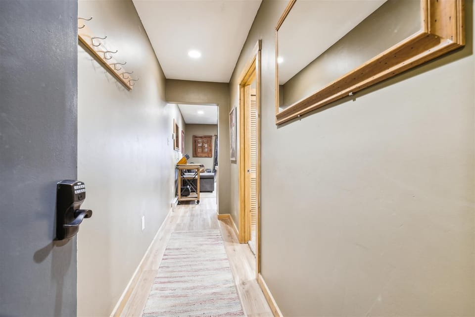 Hallway / Entrance to unit