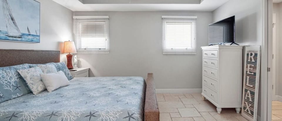 Second Master Lock out Bedroom w it’s own kitchenette! & Balcony! 