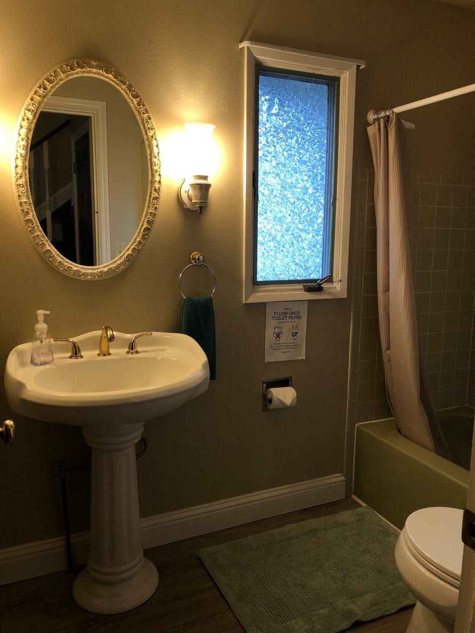 Upstairs Common Bathroom