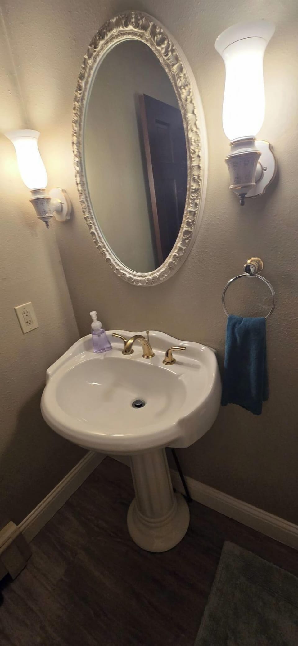 Upstairs Common Bathroom