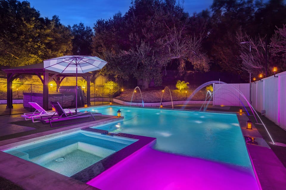 pool / Sap with deck jets 

spa has 8 Jets with 2 variable speeds